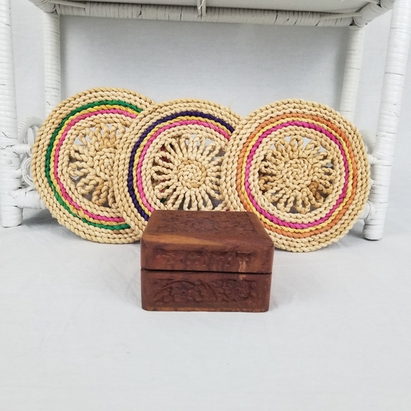 3 vintage wicker Trivets &  little etched wooden trinket box - Picture 2 of 15